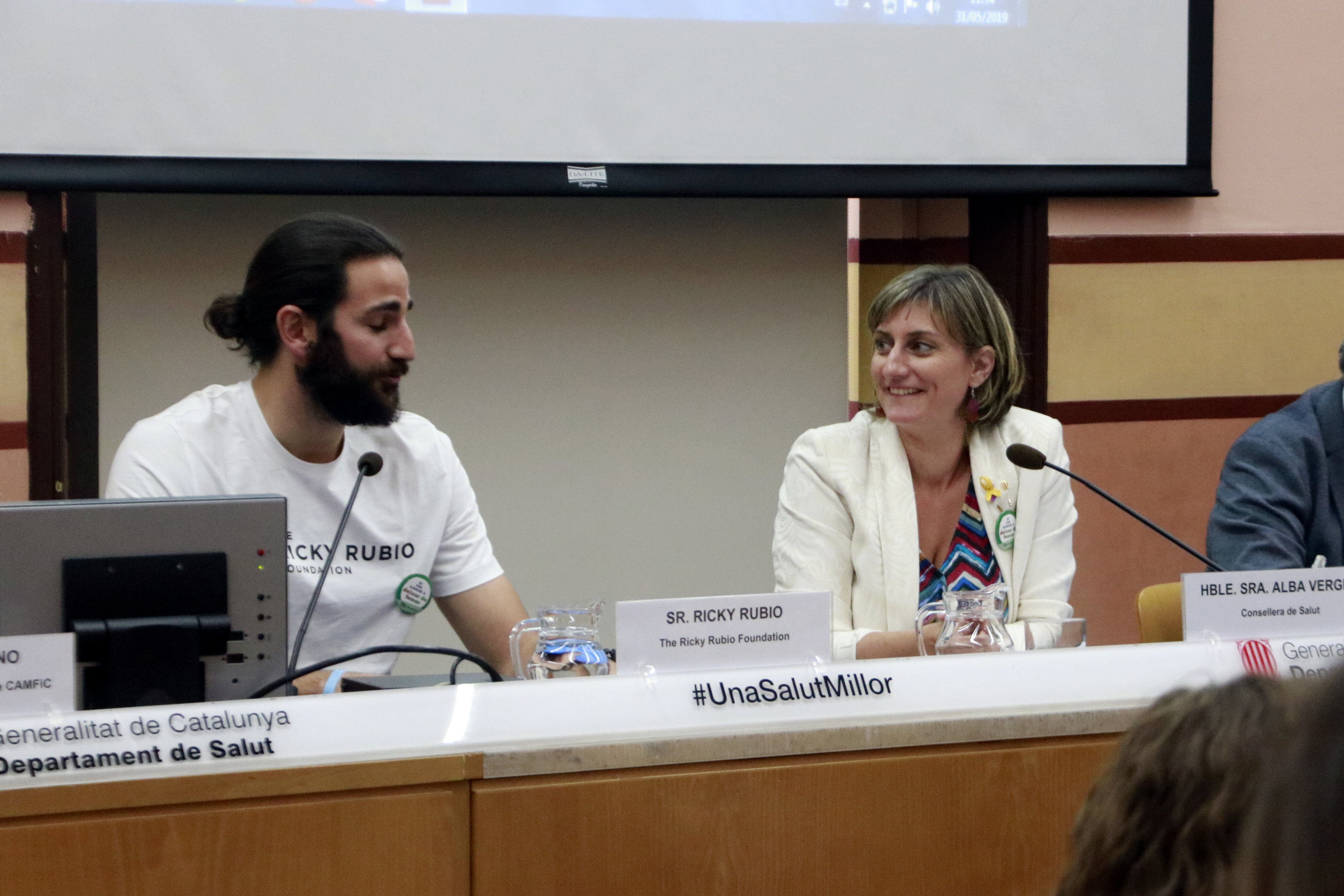 Health Minister Alba Vergés and basketball player Ricky Rubio discuss new measures to crack down on smoking on May 31 (Laura Fíguls/ACN)